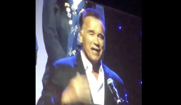 Во время нападения Шварценеггера  ударили по скелету - Бодибилдинг форум AnabolicShops