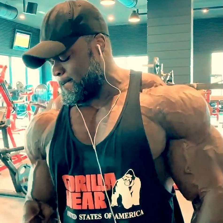 Брэндон Карри пробил голову - Бодибилдинг форум AnabolicShops