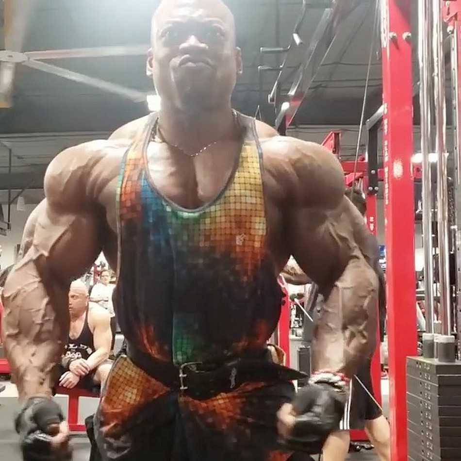 Гантелями по 68 кг на руку Дуэйн Куэмина входит в сезон 2020 - Бодибилдинг форум AnabolicShops