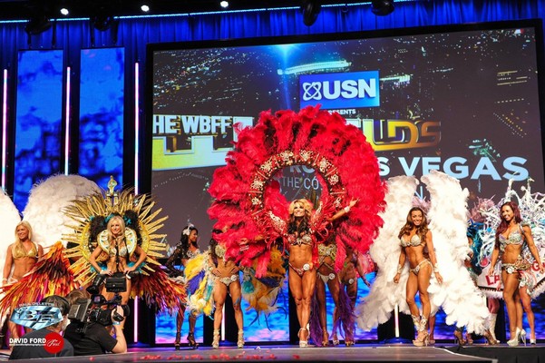 Оксана Артемова на соревнованиях/конкурсе красоты в Лес Вегасе федерация WBFF - Бодибилдинг форум AnabolicShops