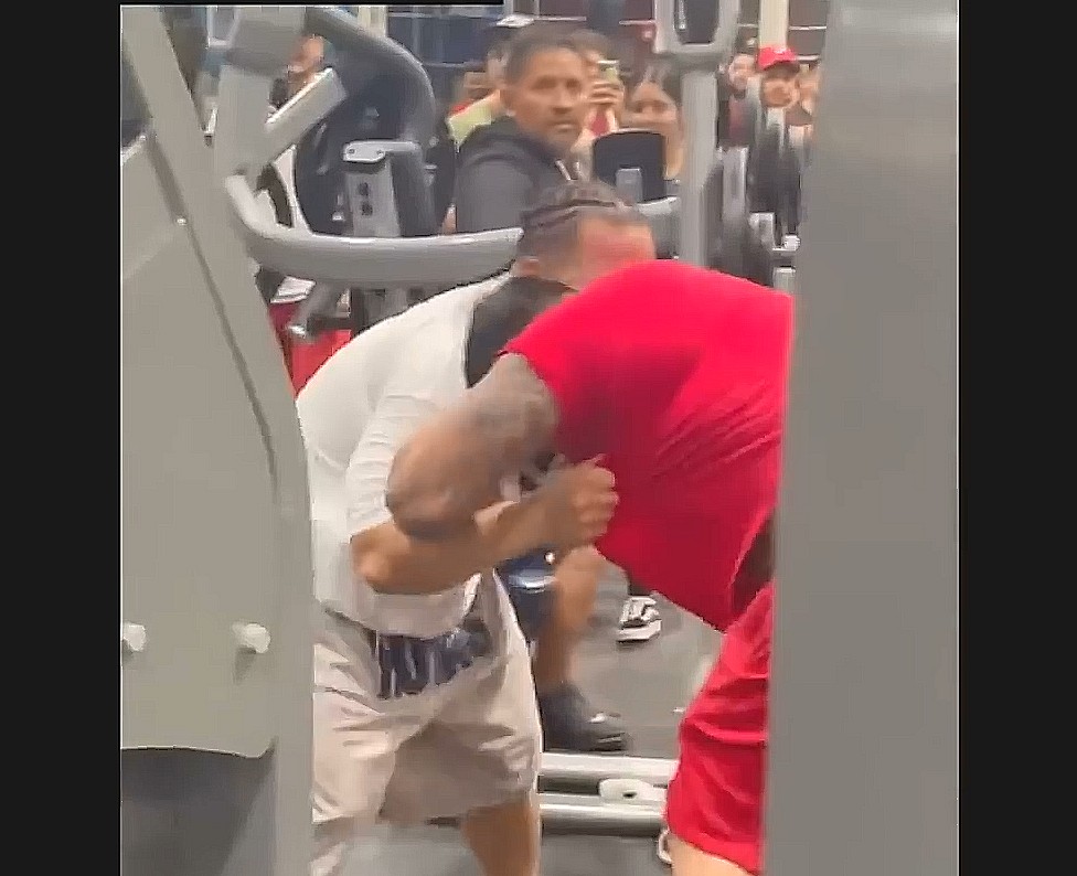 Драка огромных бодибилдеров попала на видео - Бодибилдинг форум AnabolicShops